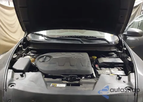 2016 Jeep Cherokee Latitude z USA, uszkodzony, nr VIN 1C4PJMCS1GW205415